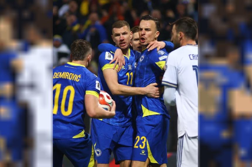 Haris Tabakovic (derecha) festeja su gol en la �ltima instancia clasificatoria ante Italia