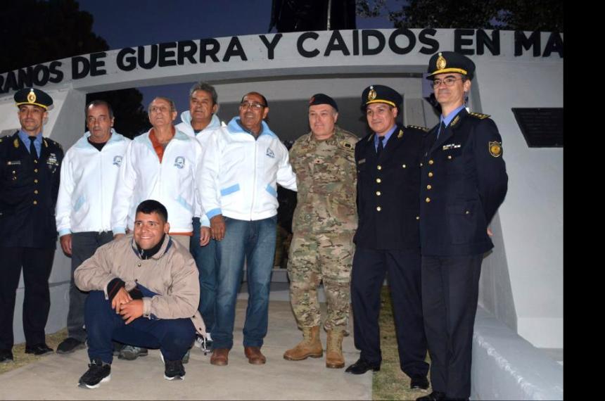 Como siempre la vigilia homenajea a los héroes de Malvinas y conmemora el 2 de abril