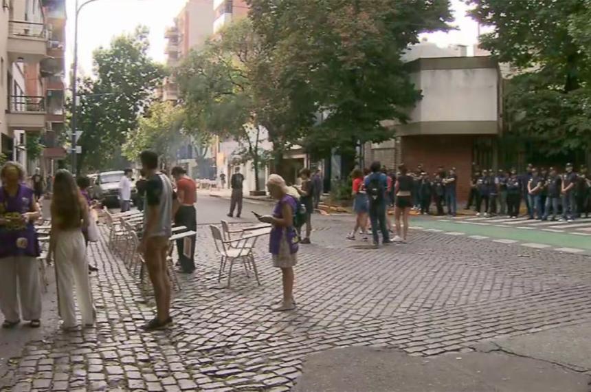 La universidad salioacute a la calle y apuntoacute directo al poder- clases puacuteblicas frente a la casa de Manuel Adorni