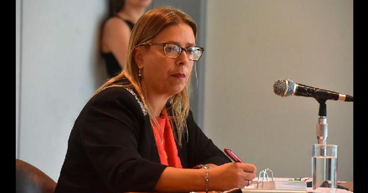 La condenaron por incumplir cuatro veces una restriccioacuten y dantildear un comercio