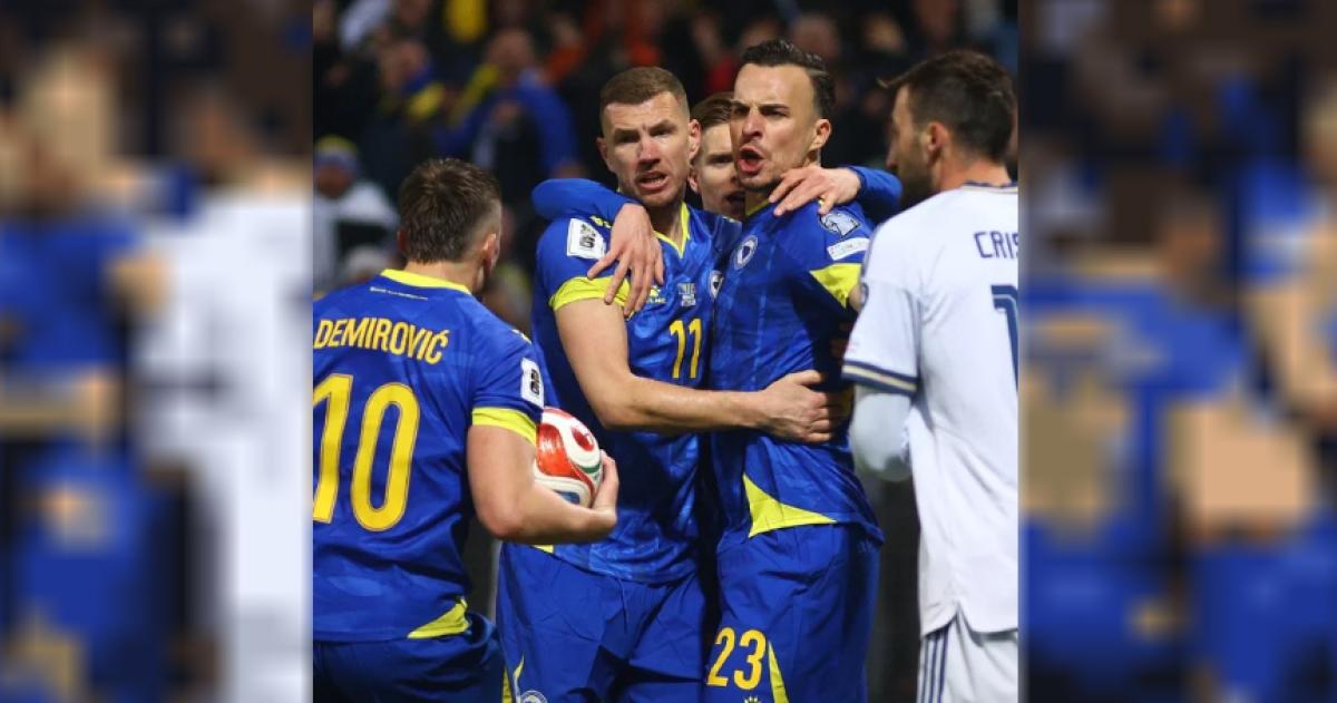 Haris Tabakovic (derecha) festeja su gol en la �ltima instancia clasificatoria ante Italia