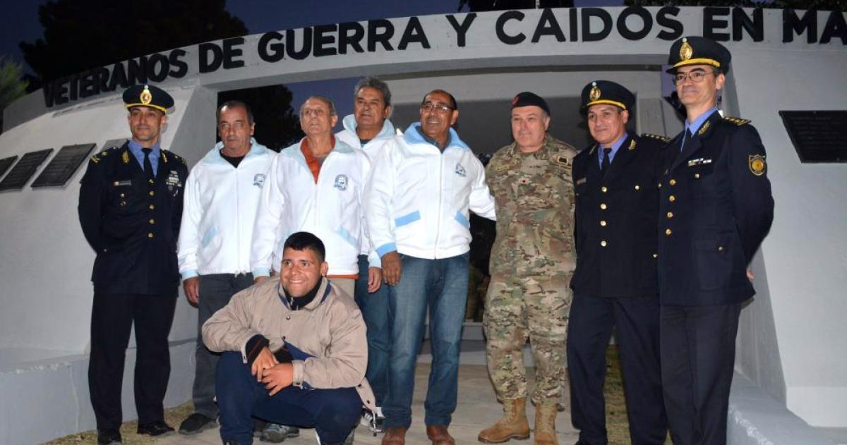 Como siempre la vigilia homenajea a los héroes de Malvinas y conmemora el 2 de abril