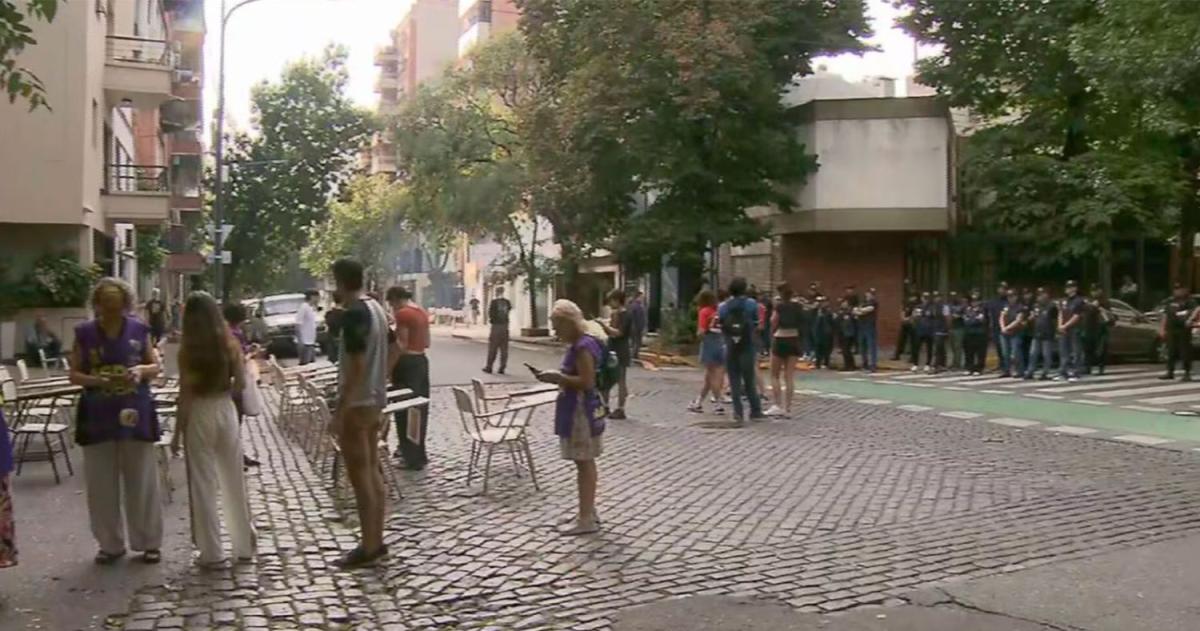 La universidad salioacute a la calle y apuntoacute directo al poder- clases puacuteblicas frente a la casa de Manuel Adorni