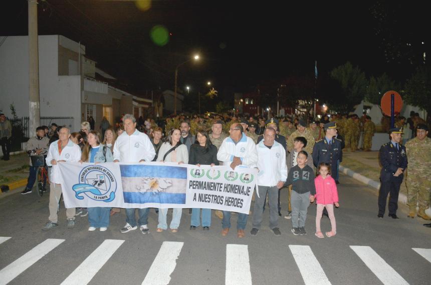 Vigilia y acto central en Santa Rosa por el Diacutea de Malvinas
