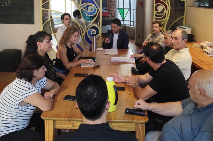 La Intersindical se reunioacute con Espartaco Mariacuten por un proyecto de desendeudamiento