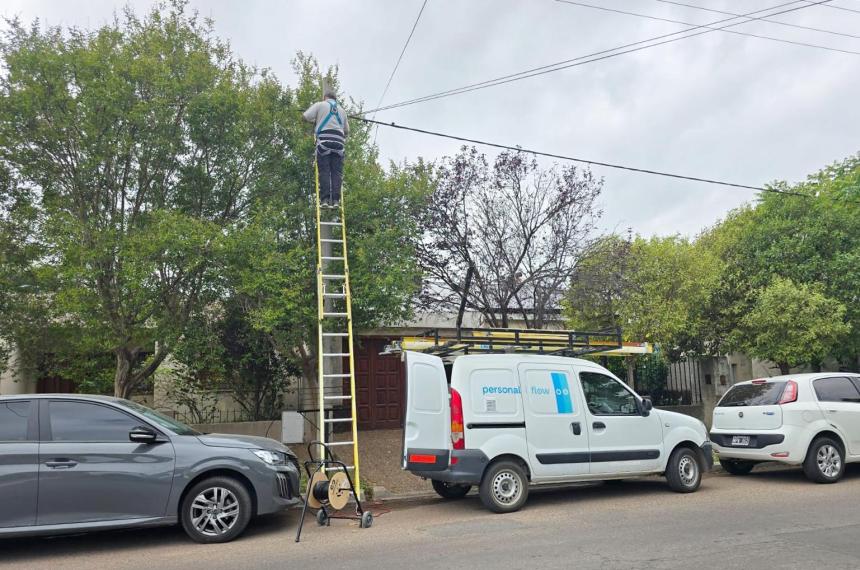 Otro reveacutes para Telecom- la obligan a pagar por usar el espacio puacuteblico