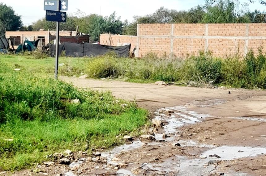 Vecinos de Zona Norte reclaman por un geacuteiser en el medio de la calle