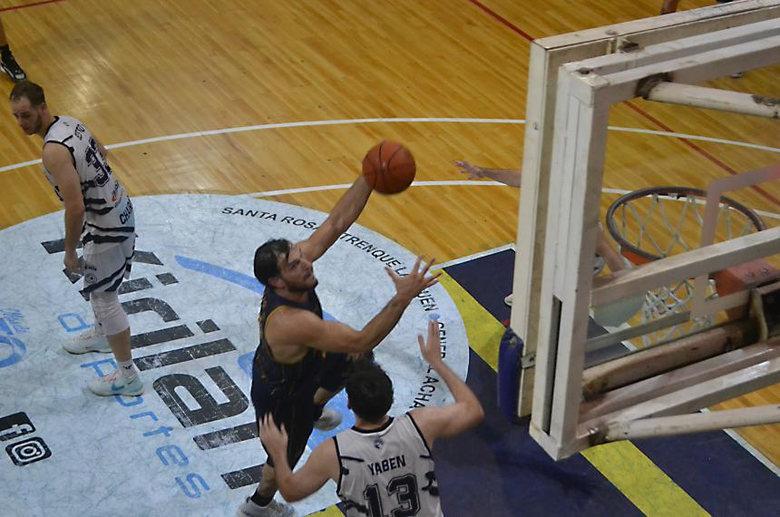 Juan Bellozas convierte su gancho de zurda Mostró su peso cuando se decidió a atacar el canasto