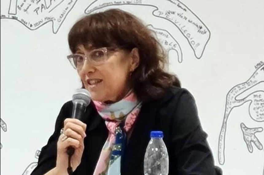 Ana Silvia Galaacuten presenta 1976 - Croacutenica de un verano en sombras