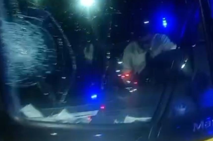 Uno de los piedrazos impactó en el vidrio delantero del colectivo