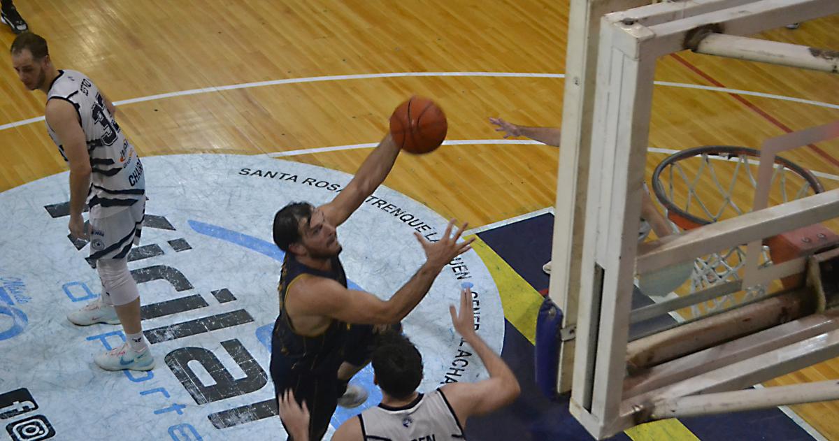Juan Bellozas convierte su gancho de zurda Mostró su peso cuando se decidió a atacar el canasto