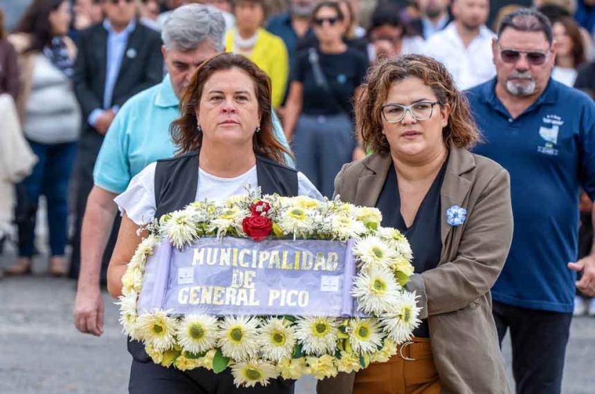 Se colocaron ofrendas florales al pie del monumento a los caídos en la guerra