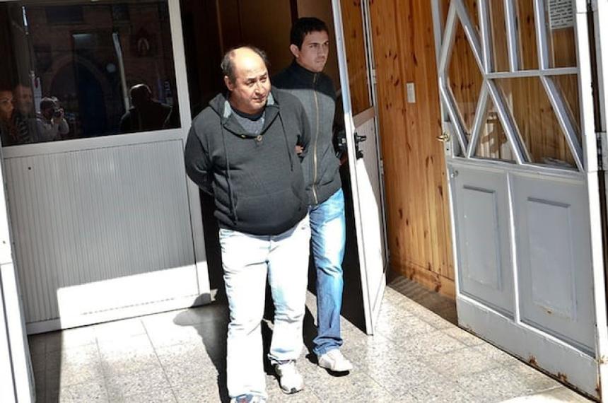 Cacho Aguirre saliendo del Juzgado Federal apresado en una causa por drogas