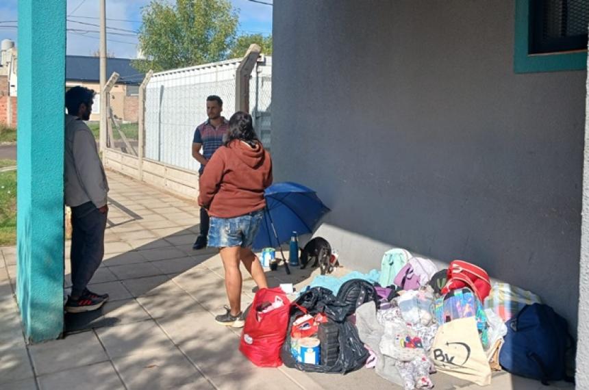 La pareja y sus hijos pasaron la noche en el ingreso al Centro de Salud