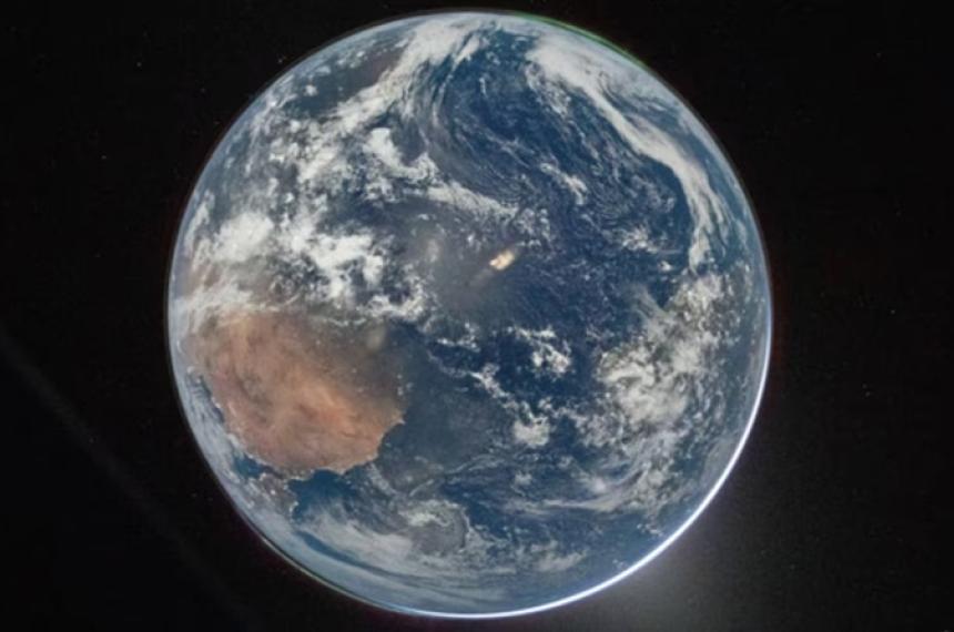 Una impresionante imagen de la Tierra desde el espacio mostrando continentes océanos y una enigm�tica luz que emerge de la atmósfera sobre el Atl�ntico