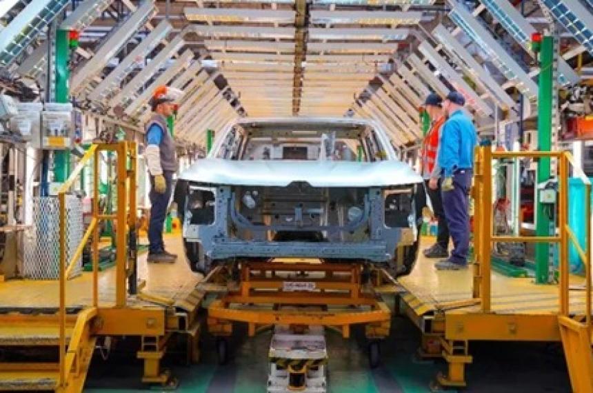 La industria automotriz sufrió un fuerte retroceso mensual en febrero