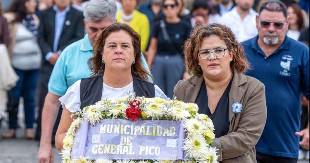 Se colocaron ofrendas florales al pie del monumento a los caídos en la guerra