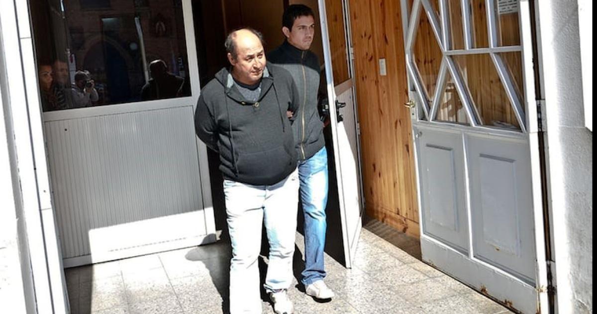 Cacho Aguirre saliendo del Juzgado Federal apresado en una causa por drogas