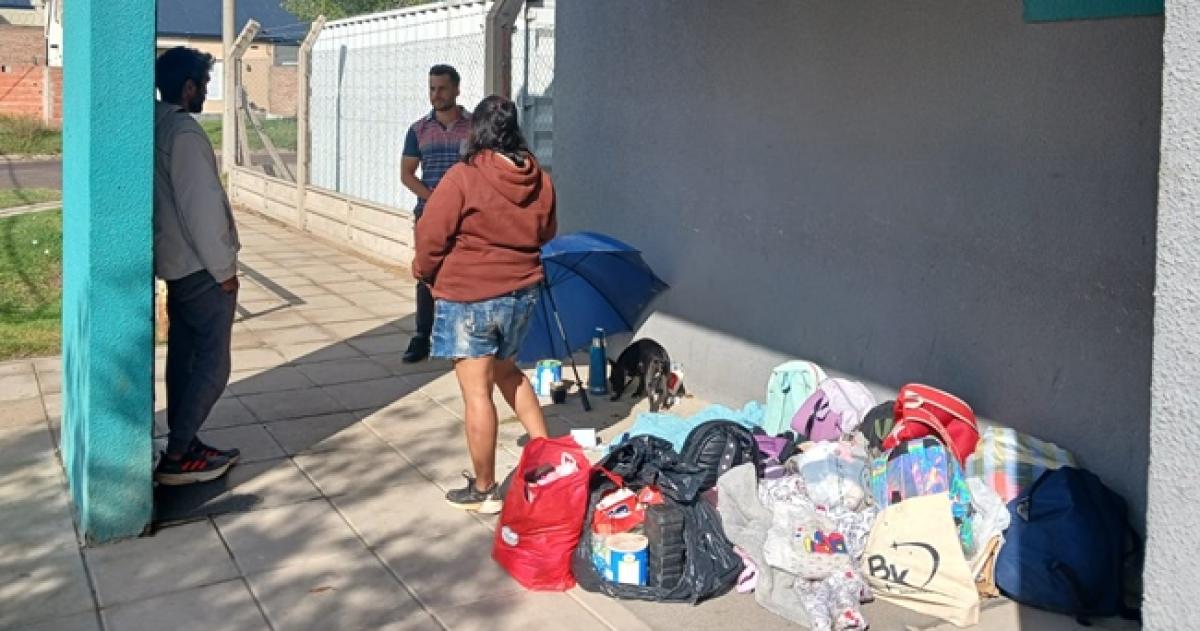 La pareja y sus hijos pasaron la noche en el ingreso al Centro de Salud
