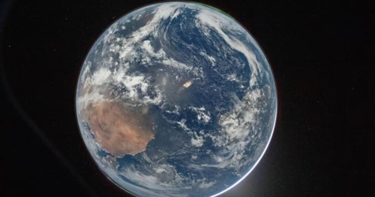 Una impresionante imagen de la Tierra desde el espacio mostrando continentes océanos y una enigm�tica luz que emerge de la atmósfera sobre el Atl�ntico