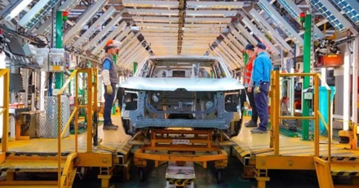 La industria automotriz sufrió un fuerte retroceso mensual en febrero
