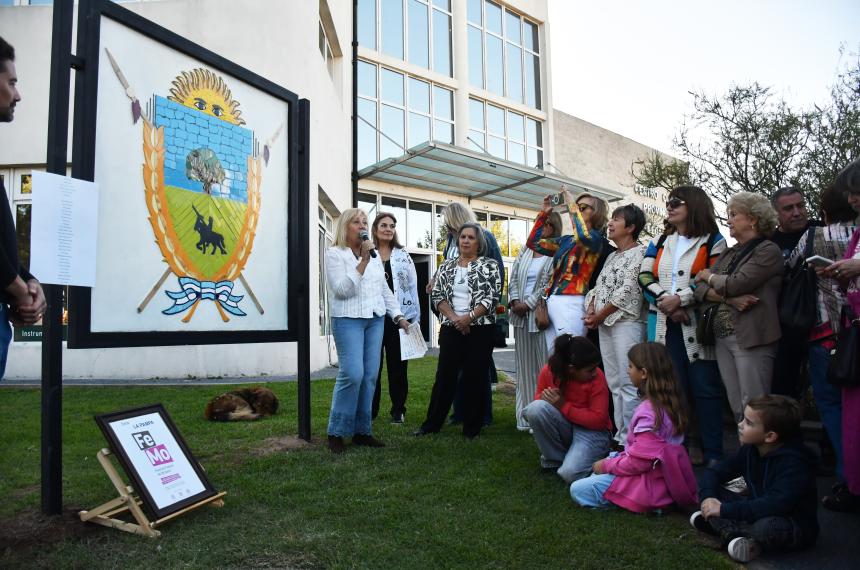 La obra est� emplazada en los jardines de MEDASUR