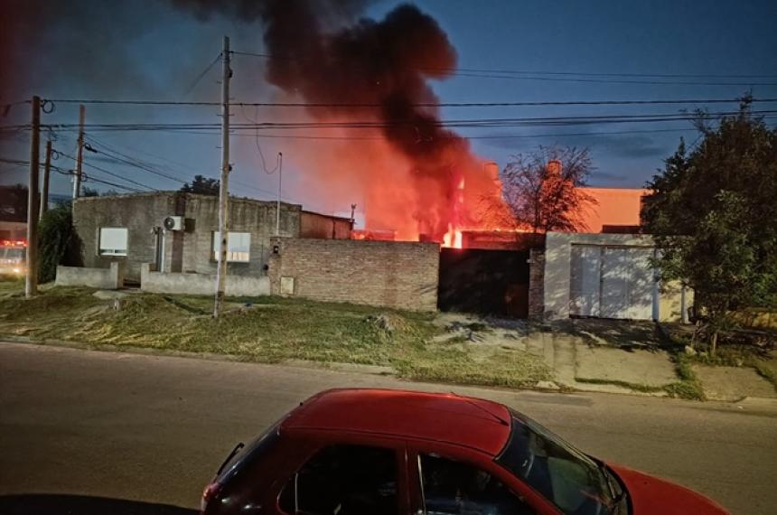 Los bomberos lograron apagar las llamas en la vivienda