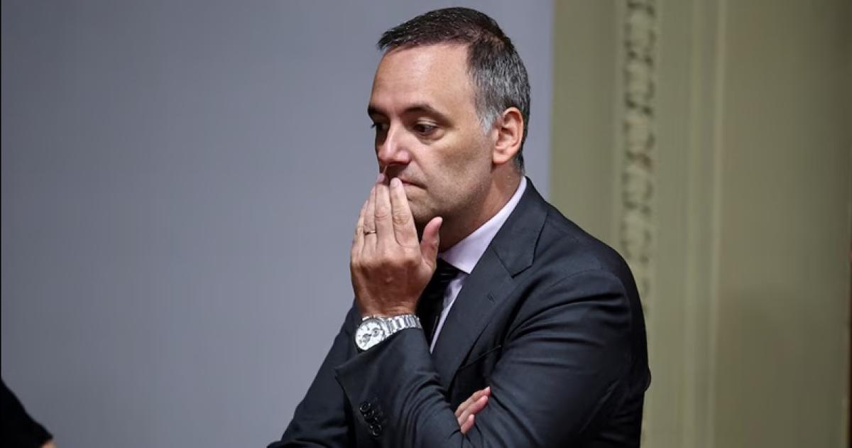 Manuel Adorni jefe de Gabinete durante una reunión en Casa Rosada