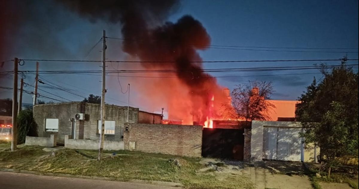 Los bomberos lograron apagar las llamas en la vivienda