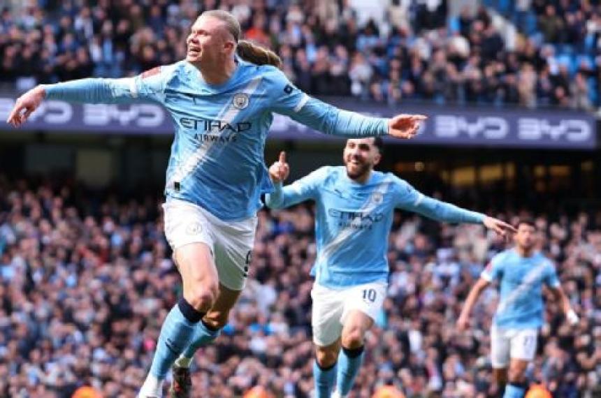 El noruego Haaland anotó tres goles