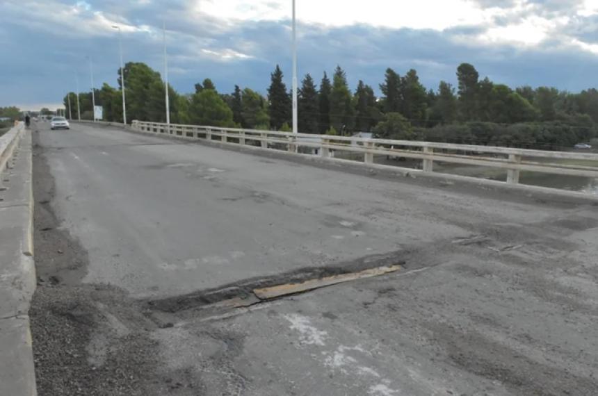 El pavimento del puente est� deteriorado por la gran cantidad de camiones que pasan por la zona