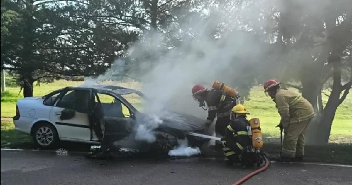 Los bomberos controlaron las llamas pero los daños fueron totales