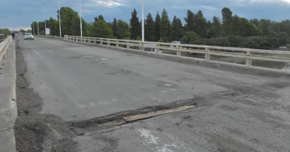 El pavimento del puente est� deteriorado por la gran cantidad de camiones que pasan por la zona
