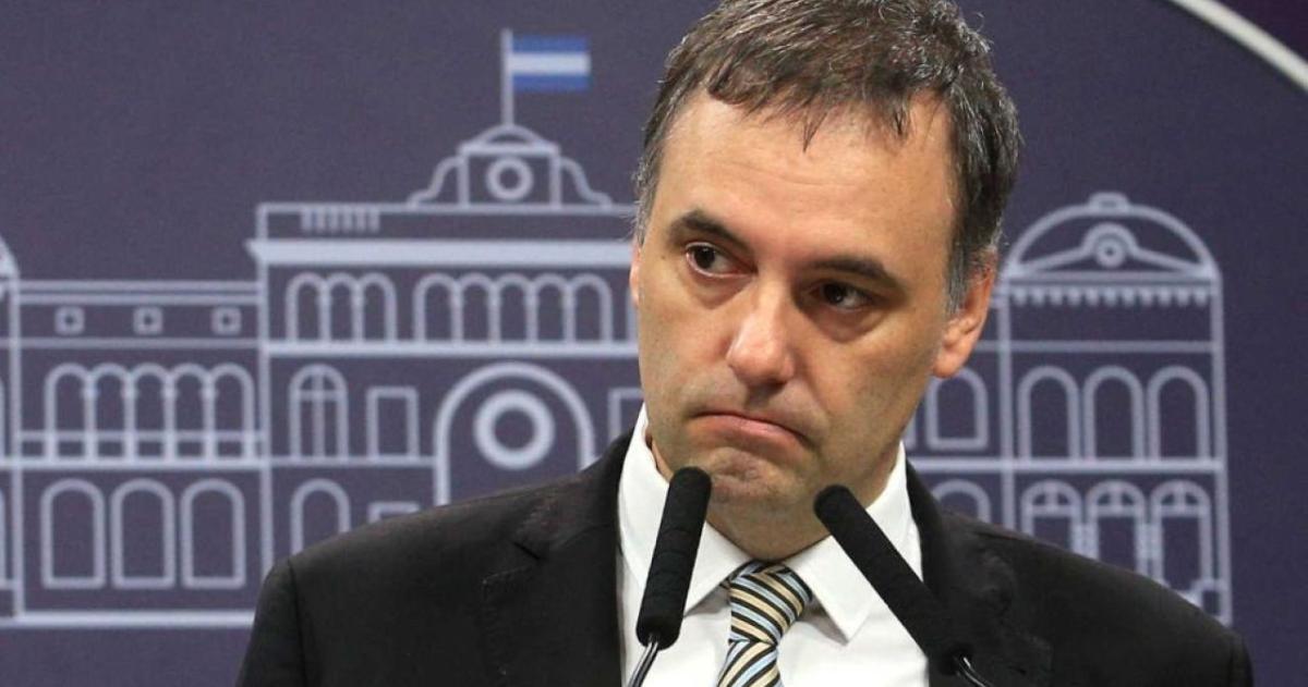 Adorni cada vez m�s complicado