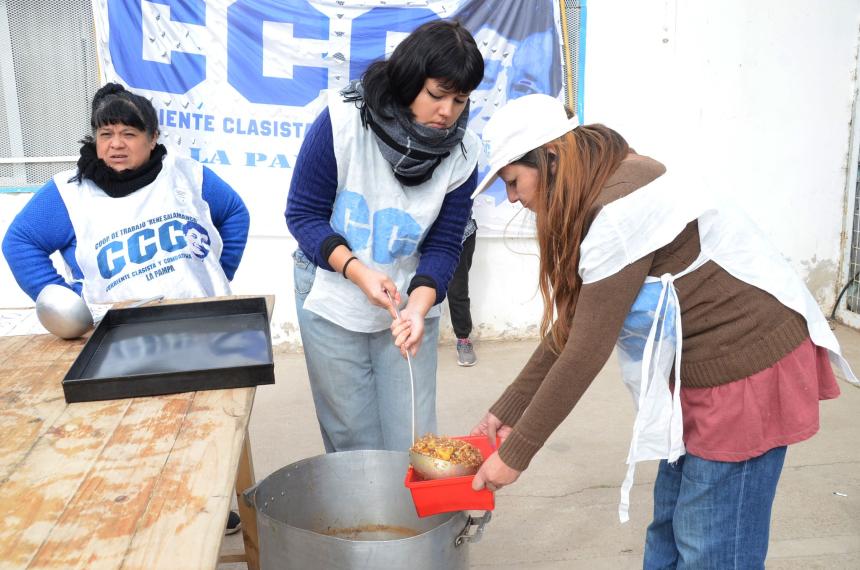Olla popular de organizaciones sociales contra el cierre del programa Volver al Trabajo