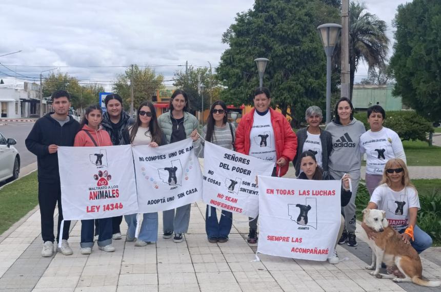 Marcha en Toay contra el maltrato animal- cruces con el agresor y su madre