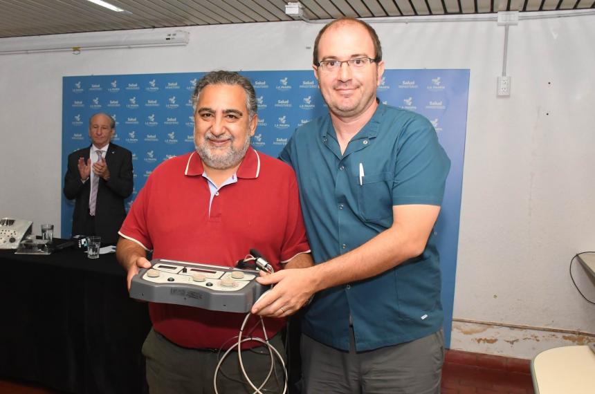 El Dr Corigliani (de verde) fue trasladado al Hospital Favaloro