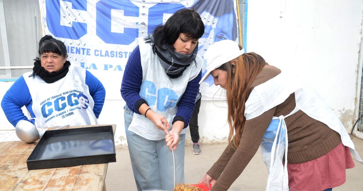 Olla popular de organizaciones sociales contra el cierre del programa Volver al Trabajo