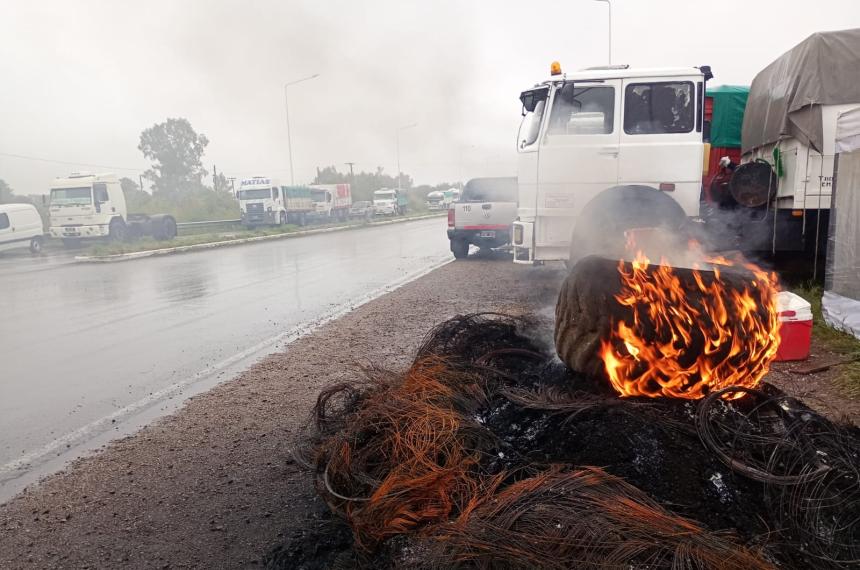 Camioneros contin�an con su protesta