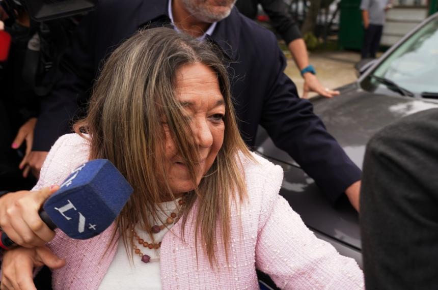 La escribana dijo que no hubo efectivo ni préstamo en la compra de Adorni del departamento de Caballito