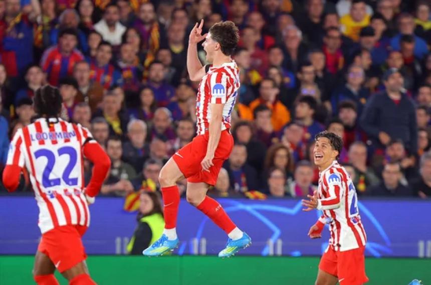 Juli�n Alv�rez convirtió de tiro libre