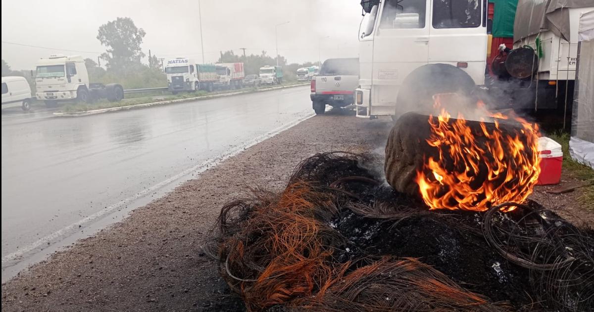Continuacutea la protesta de camioneros sobre la Ruta 102