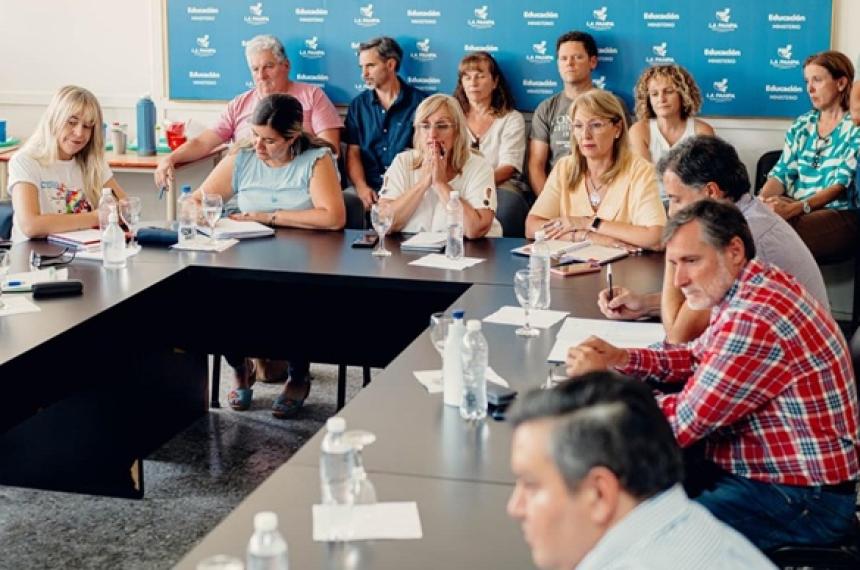 El pedido fue realizado por los gremios docentes UTELPa y Amet