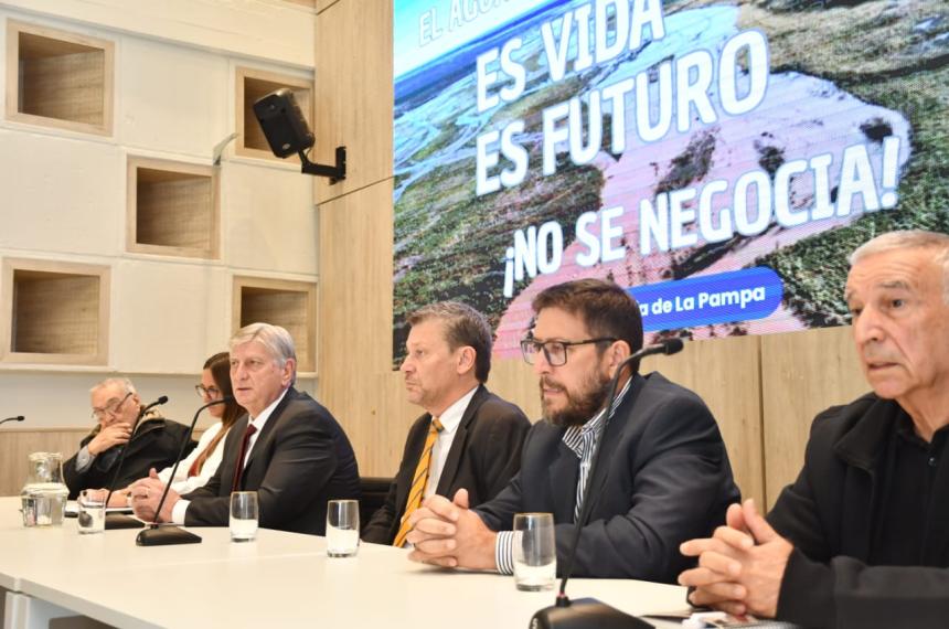 El gobierno y la universidad y organizaciones sociales juntos para defender el agua