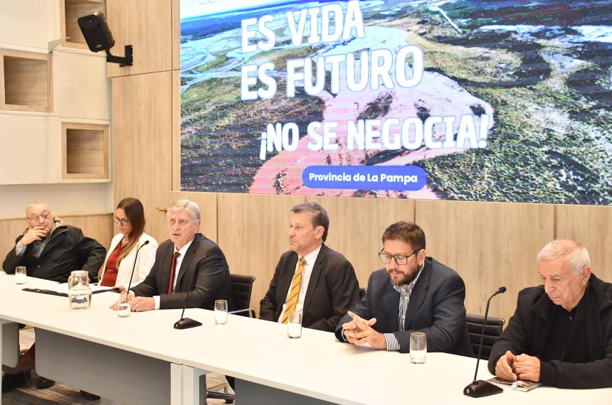 El gobierno y la universidad y organizaciones sociales juntos para defender el agua