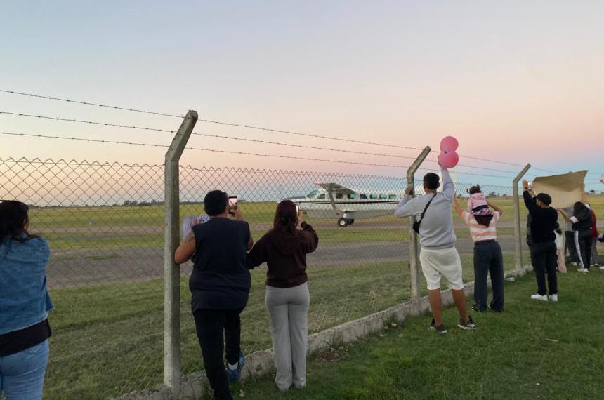 Familiares y amigos emocionados la esperaron en el aeropuerto local