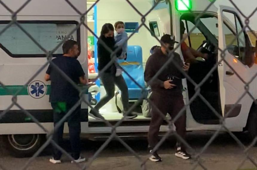 Familiares y amigos emocionados la esperaron en el aeropuerto local