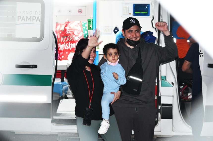 Familiares y amigos emocionados la esperaron en el aeropuerto local