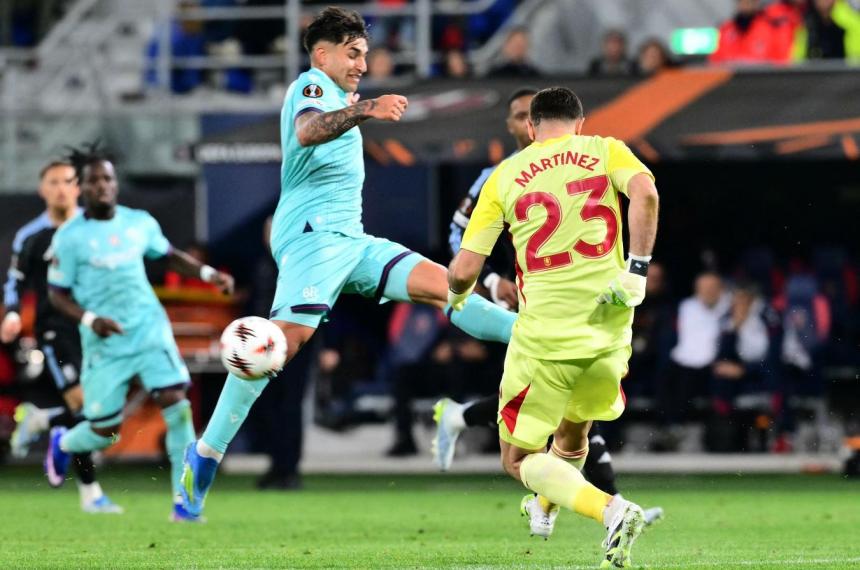 Dibu siempre protagonista en el Aston Villa