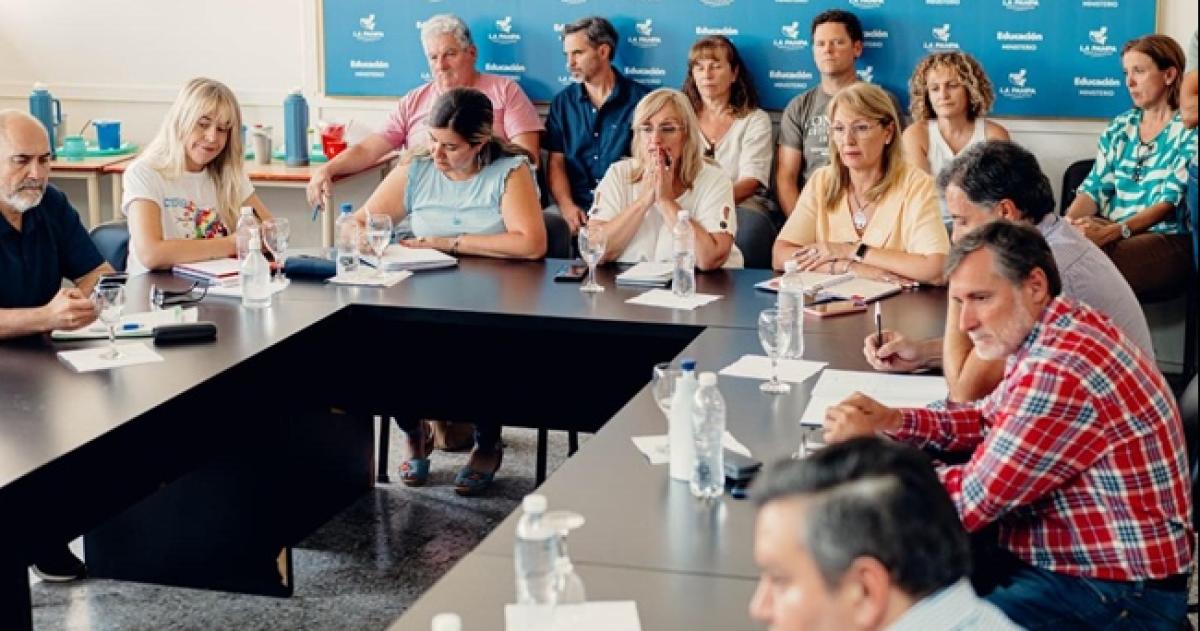 El pedido fue realizado por los gremios docentes UTELPa y Amet